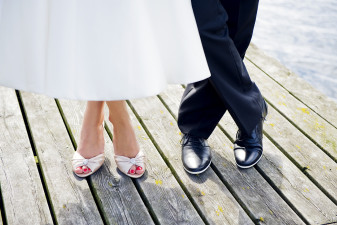 Bild på skorna på en brud och en brudgum.