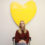 Foto på Jennifer Ottestig framför gult hjärta som symbol för Friends