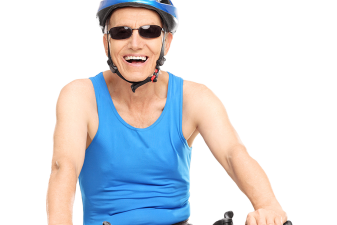 Sportig, äldre man på cykel.