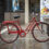 Röd cykel parkerad i stadsmiljö