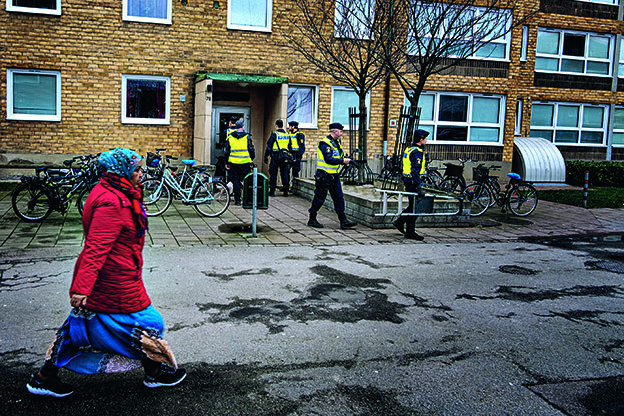 Flera poliser utanför ett lägenhetshus i Malmö