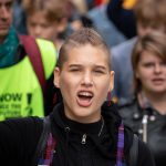 Demonstrerande ungdom som ropar slagord