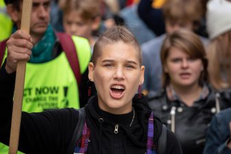 Demonstrerande ungdom som ropar slagord