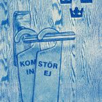Illustration av två skyltar som hänger på ett dörrhandtag. En längst fram där det står 