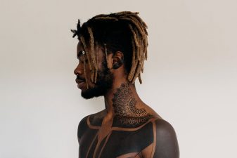 Fotografi av en man med tatueringar