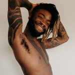 Foto på en tatuerad man