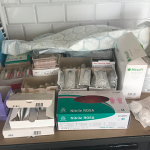 Material som används i vården ligger på en järnspis hemma hos en patient.
