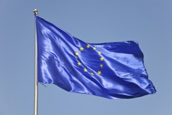 EU:s flagga som vajar i vinden