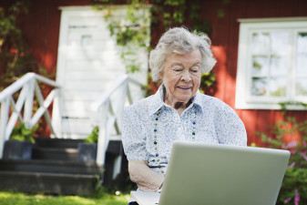 Stimulerande värld för äldre på nätet