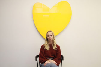 Foto på Jennifer Ottestig framför gult hjärta som symbol för Friends