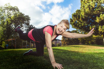 Vanja Brusewitz, 82 år, gör yoga i en solig park