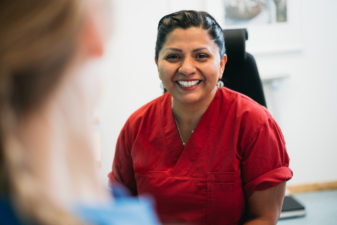Kvinnlig leende vårdpersonal