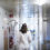 Ensam kvinnlig läkare i sjukhuskorridor