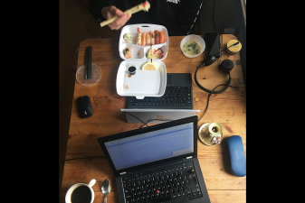 Bord med laptop och sushi take away
