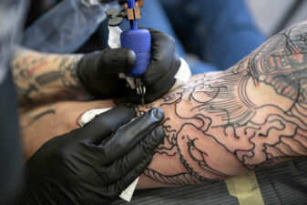 Person som blir tatuerad på armen
