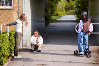 Unga som åker skateboard