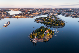 Flygfoto över Stockholm med vatten och öar.