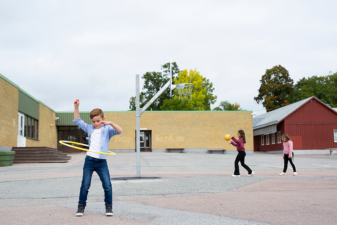 Barn leker på skolgård