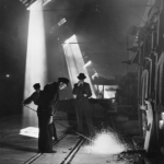Svartvitt foto från stålverket med dess arbetare