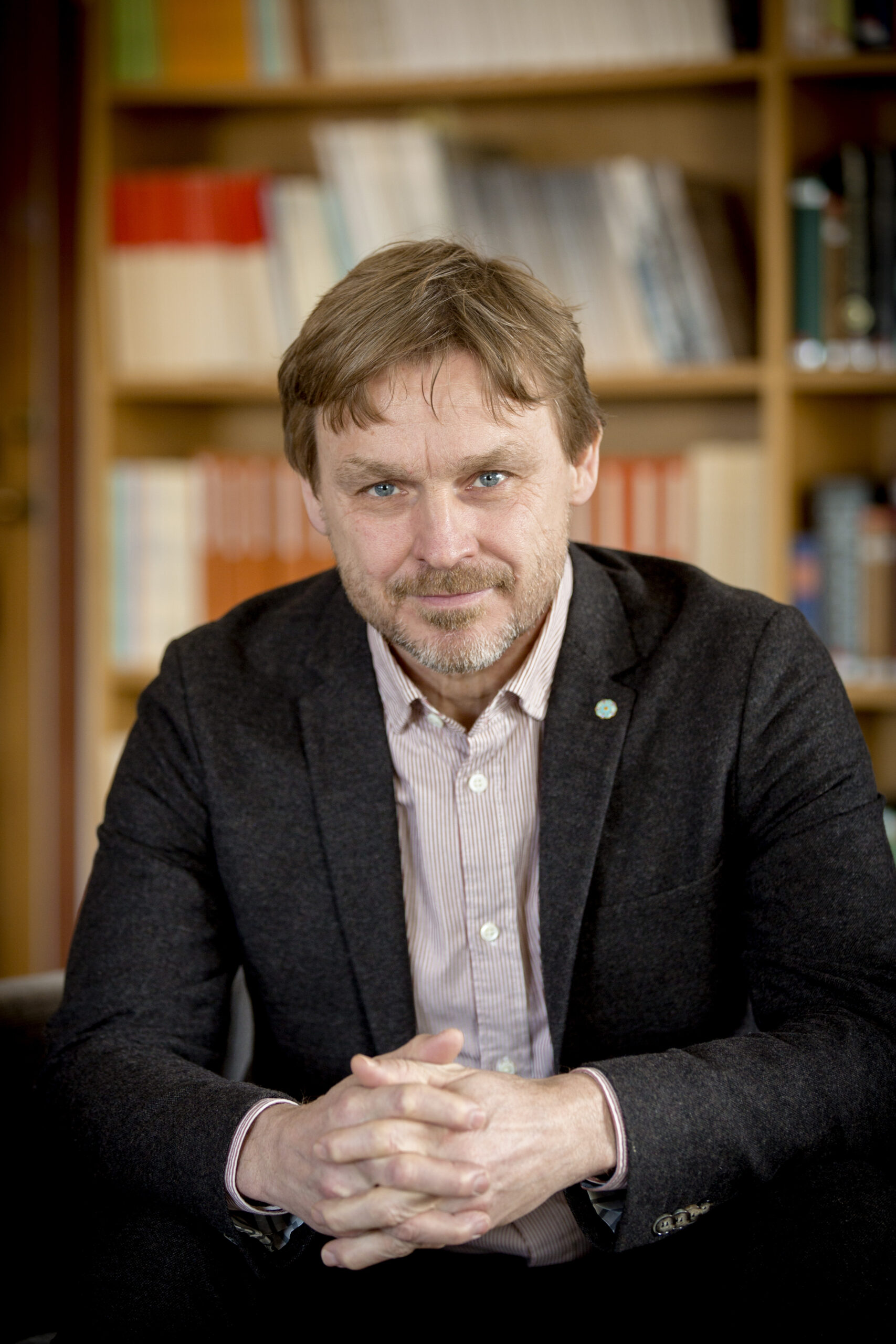 Porträttbild på Joakim Palme, professor i statskunskap vid Uppsala universitet, Fortes styrelse ordförande och ordförande för Delmi.